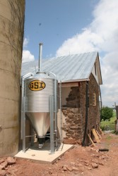 Grain Hopper Automatically Feeds Supplemental Heating Grain-Burning Furnace